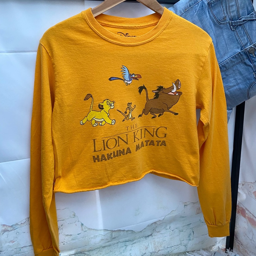 Women’s Disney Lion King Graphic Raw Hem Cropped Long Sleeve Tee